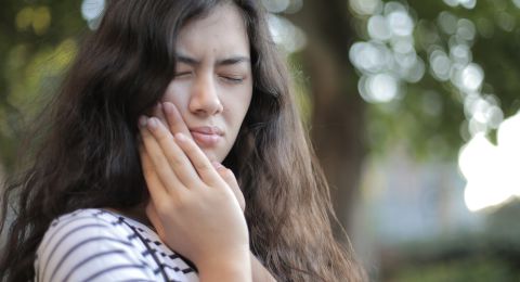 Ból zęba - jak radzić sobie z nim domowymi sposobami?