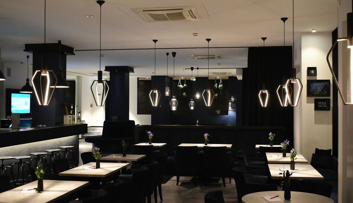 Jak wyposażyć lokal gastronomiczny? Sprzęt, koszty i wymogi prawne krok po kroku
