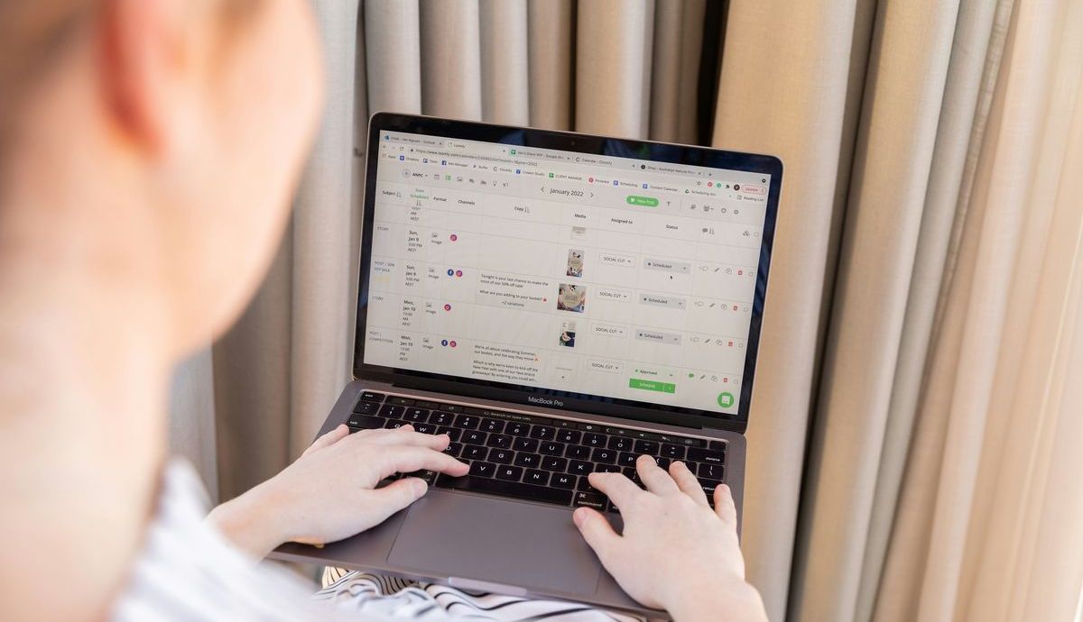 Dlaczego zakupy online sprzyjają konsumentom? Ochrona prawna przy nabywaniu towarów przez internet