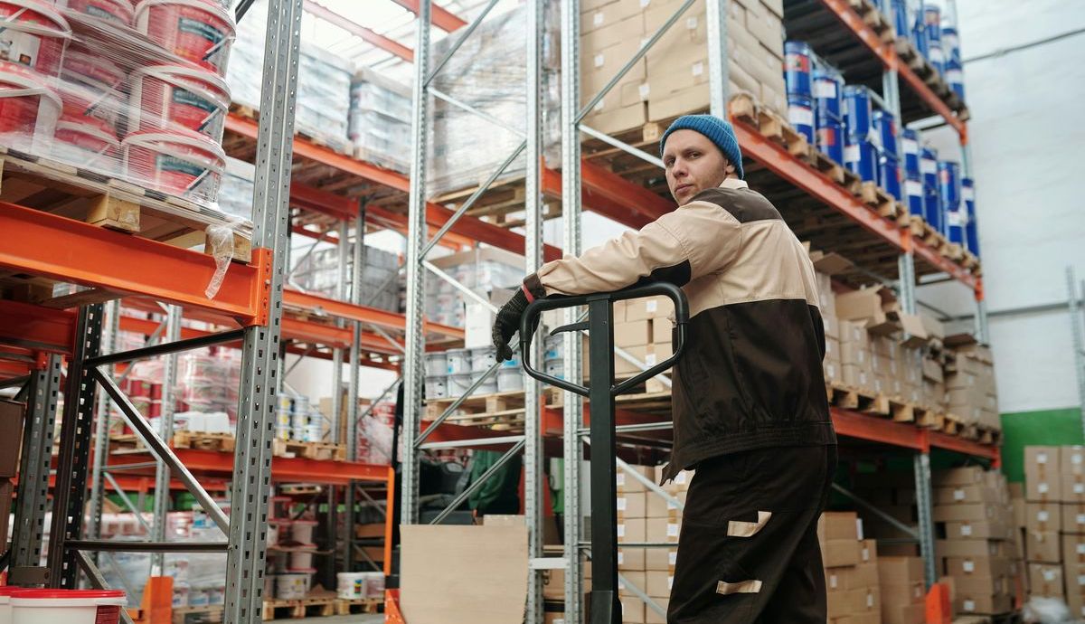 Jak wybrać regały magazynowe? Praktyczny poradnik dla logistyki i produkcji