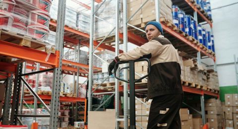 Jak wybrać regały magazynowe? Praktyczny poradnik dla logistyki i produkcji