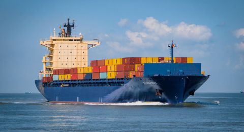 Wyzwania w dostawie towarów z Chin do Polski drogą morską