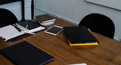 Jak drukarnia dla branży prawnej wspiera wizerunek i organizację pracy kancelarii?