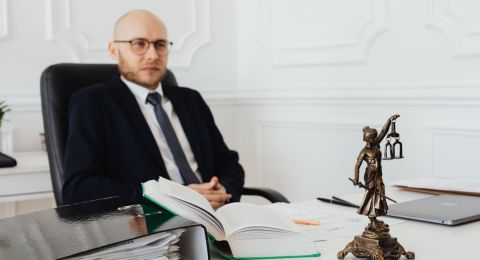 Czym zajmuje się adwokat i w czym może pomóc?