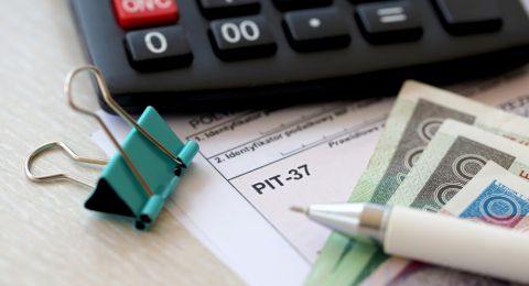 Jak rozliczyć PIT 37? Poradnik dla osób zatrudnionych na umowie o pracę