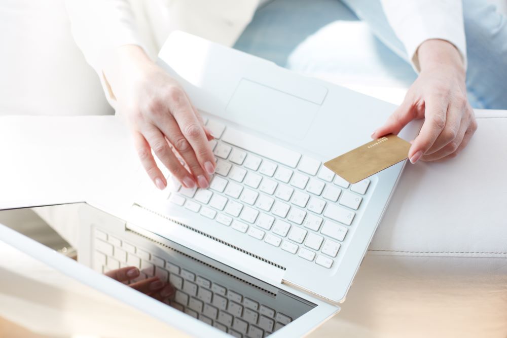 Gdzie szukać ofert kart kredytowych? Porady, jak spłacić jak najmniej